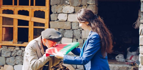 ASAN könüllüləri Hikmət babaya Azərbaycan Bayrağını təqdim etdilər - FOTO