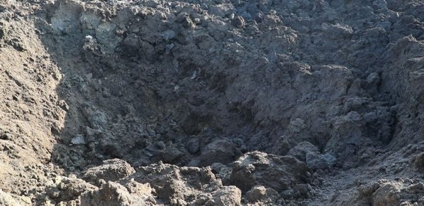Düşmənin Bərdəyə atdığı raket nəticəsinsə böyük çuxur əmələ gəlib