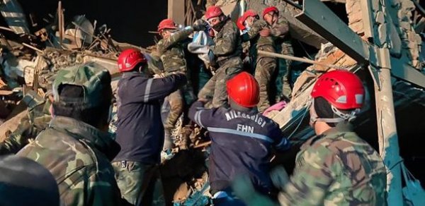FHN Gəncədə dağıntılar altından çıxarılanlarla bağlı məlumat yaydı - FOTO