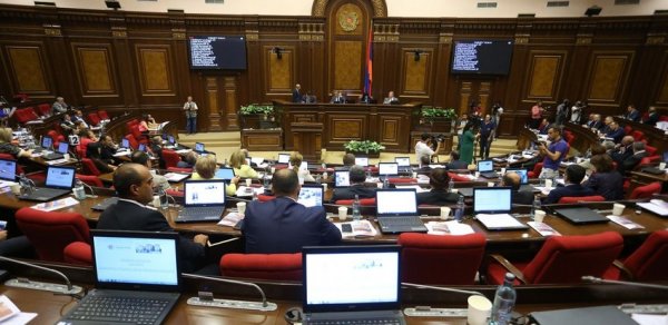 Ermənistan deputatları hakimiyyətdən dəqiq cavab gözləyir