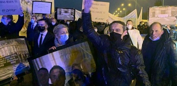 Parisdə koronavirusa qarşı tədbirlərə etiraz edən əhali yolu bağladı
