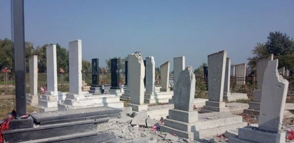 Ermənilərin atdığı top və raket mərmiləri Ağdam və Tərtərin kənd məzarlıqlarını dağıdıb - FOTO