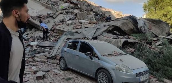 İzmirdə zəlzələdə ölənlərin sayı 12-yə, yaralıların sayı 438-ə çatıb