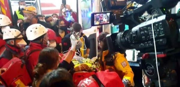 İzmir zəlzələsində möcüzə: 33 saatdan sonra dağıntılar altından sağ çıxdı - VİDEO