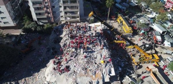 İzmirdə baş vermis zəlzələ nəticəsində ölənlərin sayı 62-ə çatıb