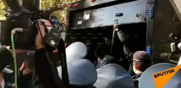 İrəvanda polis etirazçılara güc tətbiq edir - VİDEO