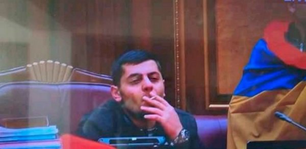Ermənistan parlamentinin binasına daxil olan şəxslərdən birinin meyiti tapılıb