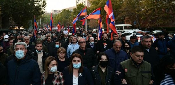 İrəvanda insanlar məhkəmə binasının qarşısına toplaşdılar