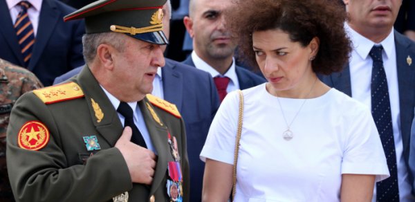 Erməni general Paşinyanın arvadına görə istefa verib