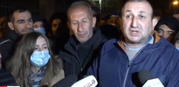 Ermənilər əsgər övladlarının əsir düşəcəyi qorxusu ilə Yerevanda aksiya keçirirlər