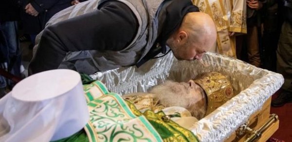 Kilsədə məsuliyyətsizlik: Koronavirusdan ölmüş din xadimlərini öpmək baha başa gəldi