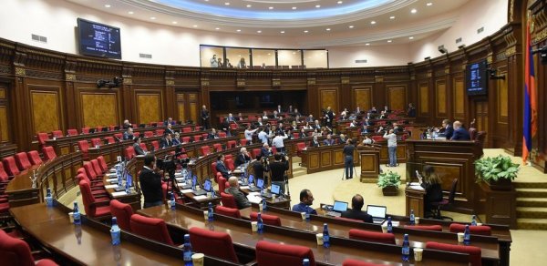 Paşinyanın blokundan daha bir deputat çıxdı