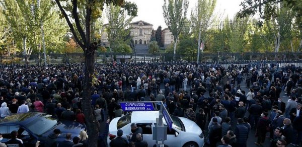 Paşinyan geri çəkildi, Ermənistanda bir sıra qadağalar aradan qaldırıldı