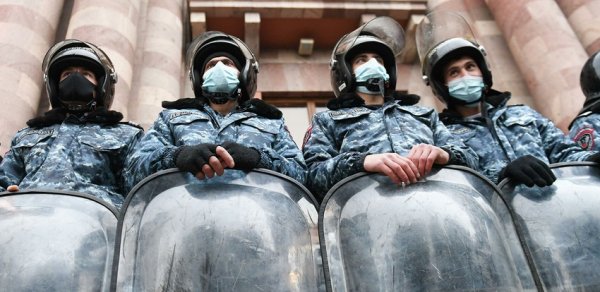 Yerevanda polis hökumət evinə gedən yolu bağladı