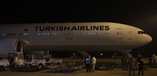 Çinin koronavirus peyvəndinin ilk partiyası Türkiyəyə gətirildi