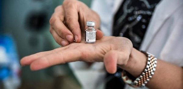 ABŞ-da “Pfizer” peyvəndi vurulan həkim öldü