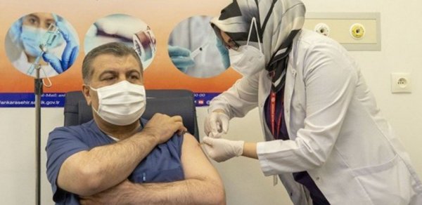 Türkiyənin səhiyyə naziri canlı yayımda peyvənd edildi