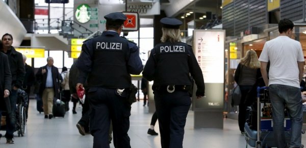 Almaniya polisi Frankfurt aeroportunda əməliyyat keçirir, saxlanılanlar var
