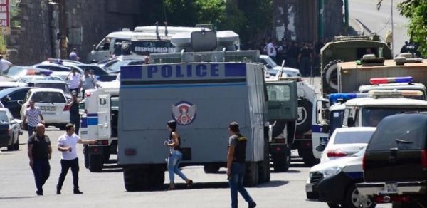 İrəvanda azyaşlını girov götürən şəxs polis tərəfindən saxlanıldı