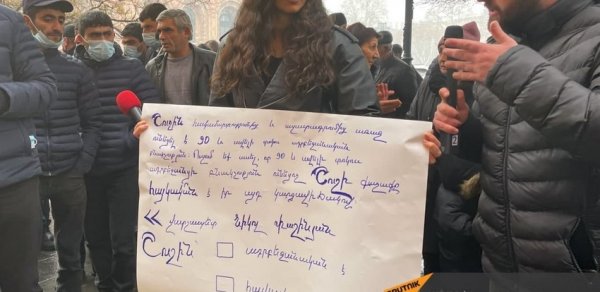 Nikol Paşinyanın tərəfdarları qadın jurnalistə hücum çəkdi