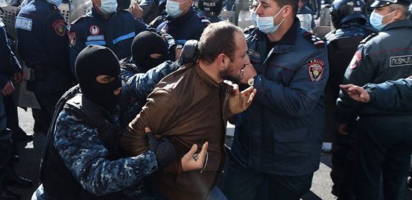 Yerevanda aksiyalar keçirilir: 10-a yaxın şəxs saxlanılıb