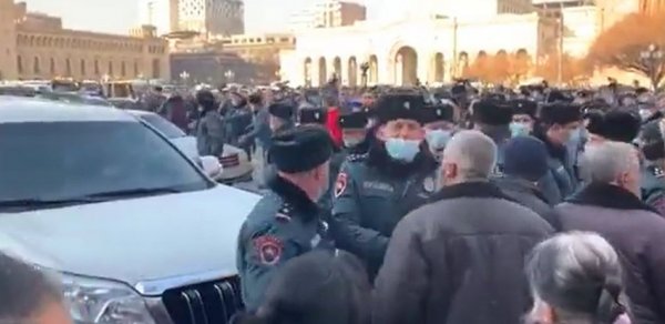 İtkin düşən hərbçilərin valideynləri Yerevanın əsas prospektini bağladı