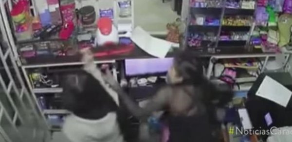 Kolumbiyada 14 yaşlı qız üç oğrunu zərərsizləşdirdi - VİDEO