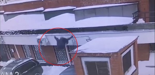 Mən hələ sağam?” Rusiyada 14 yaşlı qız 13-cü mərtəbədən yıxıldı – ANBAAN VİDEO