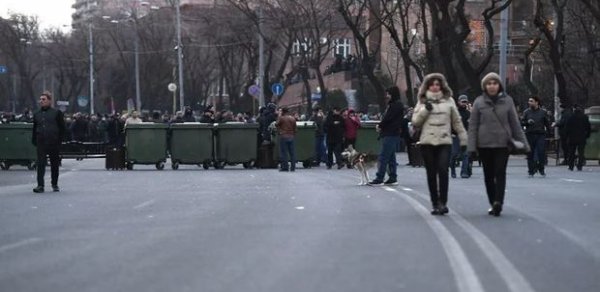 İrəvanda parlament binası qarşısında barrikadalar qurulub
