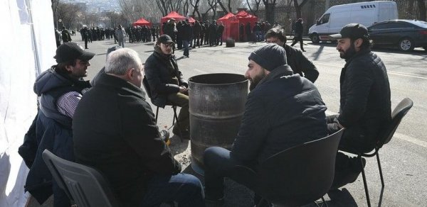 Yerevanda Paşinyanın istefasını tələb edən etirazçılar meydanlarda gecələyir
