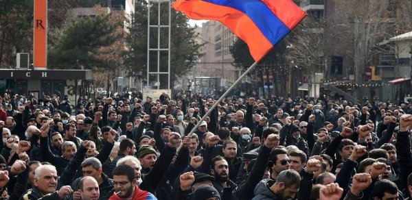 Yerevanda müxalifət parlamentin binası qarşısında gecələyəcək