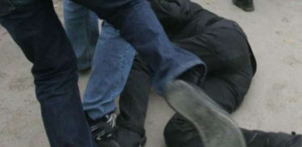 Bakının məkəzində dörd naməlum şəxs oğlan və qızı döydü