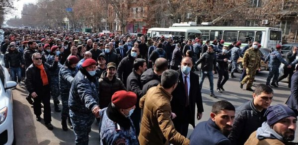 Ermənistan müxalifəti Paşinyana qarşı son və qəti tələb irəli sürdü