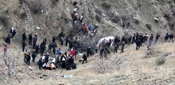 Türkiyədə dəhşətli qəza: Şagirdləri daşıyan avtobus 300 metrlik dərəyə yuvarlandı - VİDEO
