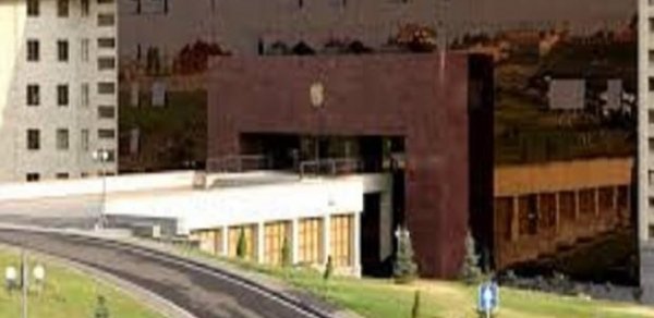 Ermənistanda itkin valideynləri MN binasını bağlamağa çağırdılar
