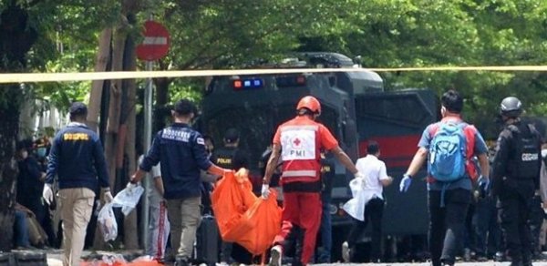 İndoneziyada klisə qarşısında terror aktı: 14 nəfər yaralandı 