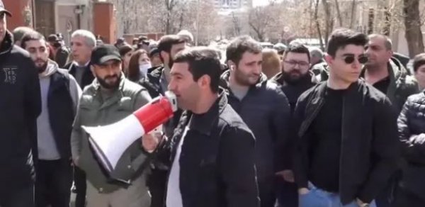 Ermənistanda Türkiyə bayrağı yandırıldı - VİDEO