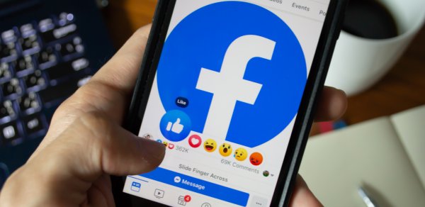 Yarım milyard “Facebook” istifadəçisinin məlumatları internetə sızıb