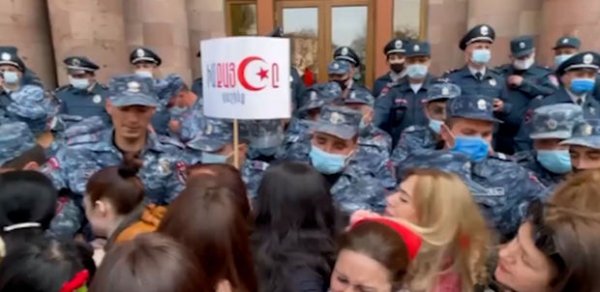 Erməni qadınlar İrəvanı bir-birinə vurdu: Polislə qarşıdurma davam edir - VİDEO
