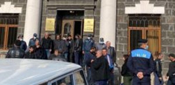 Erməni valideynlər Paşinyandan cavab gözləyir