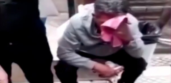 14 yaşlı qıza sataşan kişini küçədə döydülər - VİDEO