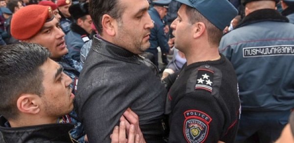İrəvanda etirazçılarla polis arasında qarşıdurma - 14 nəfər saxlanıldı