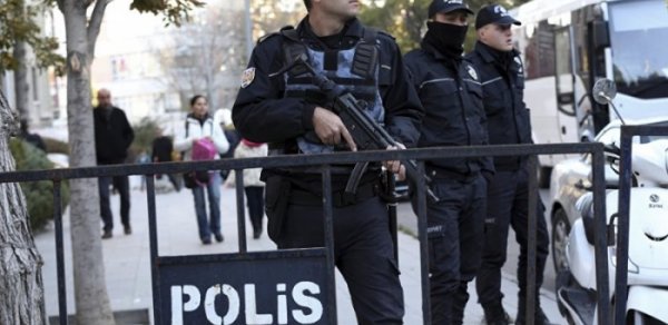 İstanbulda polislər arasında atışma: Qadın polis güllələndi