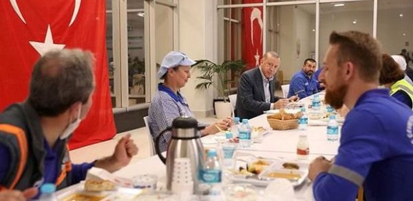 Ərdoğan iftarını fabrik işçiləri ilə birgə açdı - FOTO