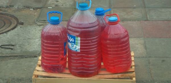 Plastik qabdakı “bomba”: Vətəndaş həyətində benzin satır, bəs nəzarəti kim etməlidir? - VİDEO