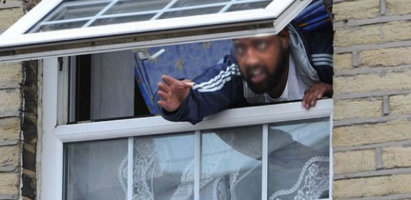 İstanbulda girov götürülən şəxs pəncərəyə çıxıb kömək istədi: Polislər tərəfindən xilas edildi