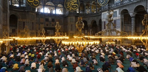 Ayasofyada 87 il sonra ilk bayram namazı qılınıb