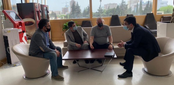 MEDİA rəhbəri yardıma ehtiyacı olan jurnalistin ailəsi ilə görüşdü - FOTOLAR