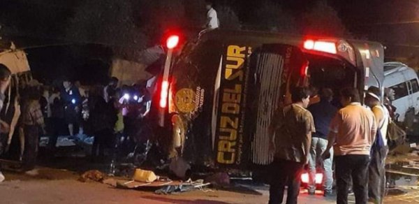 Peruda ağır yol qəzasında 17 nəfər həlak olub, onlar xəsarət alan va