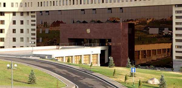Ermənistan Müdafiə Nazirliyinin əməkdaşlarının yarısı işdən qovulacaq